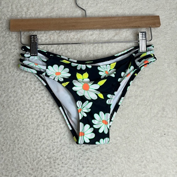NWT SALT + COVE Women Daisy Floral Black Bikini Bottoms Swimsuit S Small - Picture 2 of 6